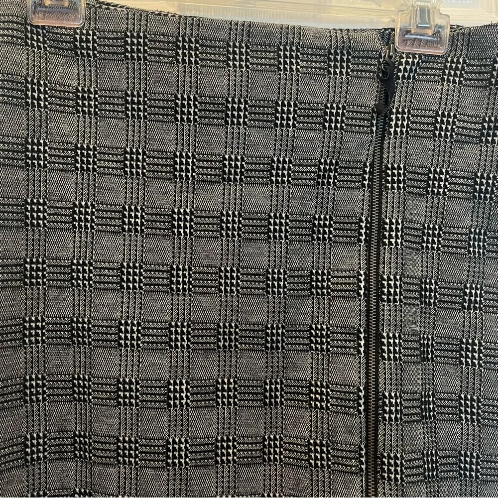 Debbie Schuchat Plaid Knit Accent Zipper Black and White Pencil Skirt Sz 4 - Picture 2 of 8